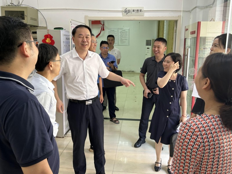 广西壮族自治区政协课题组实地考察倍邦培训学校